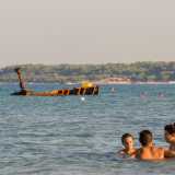 �Si tratta di un vero e proprio reperto storico - racconta Tresia Ferrante, assidua frequentatrice della spiaggia -. La nave era partita da Atene con un carico di orzo, grano, crusca e frumento da consegnare nel porto di Pesaro, pare che per� a causa di una burrasca si blocc� in prossimit� della costa, cominciando a inclinarsi sul lato destro�